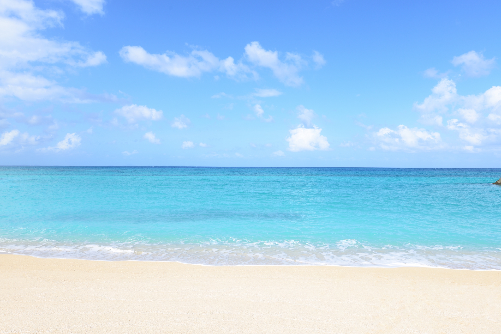 青い空と穏やかな海、白い砂浜